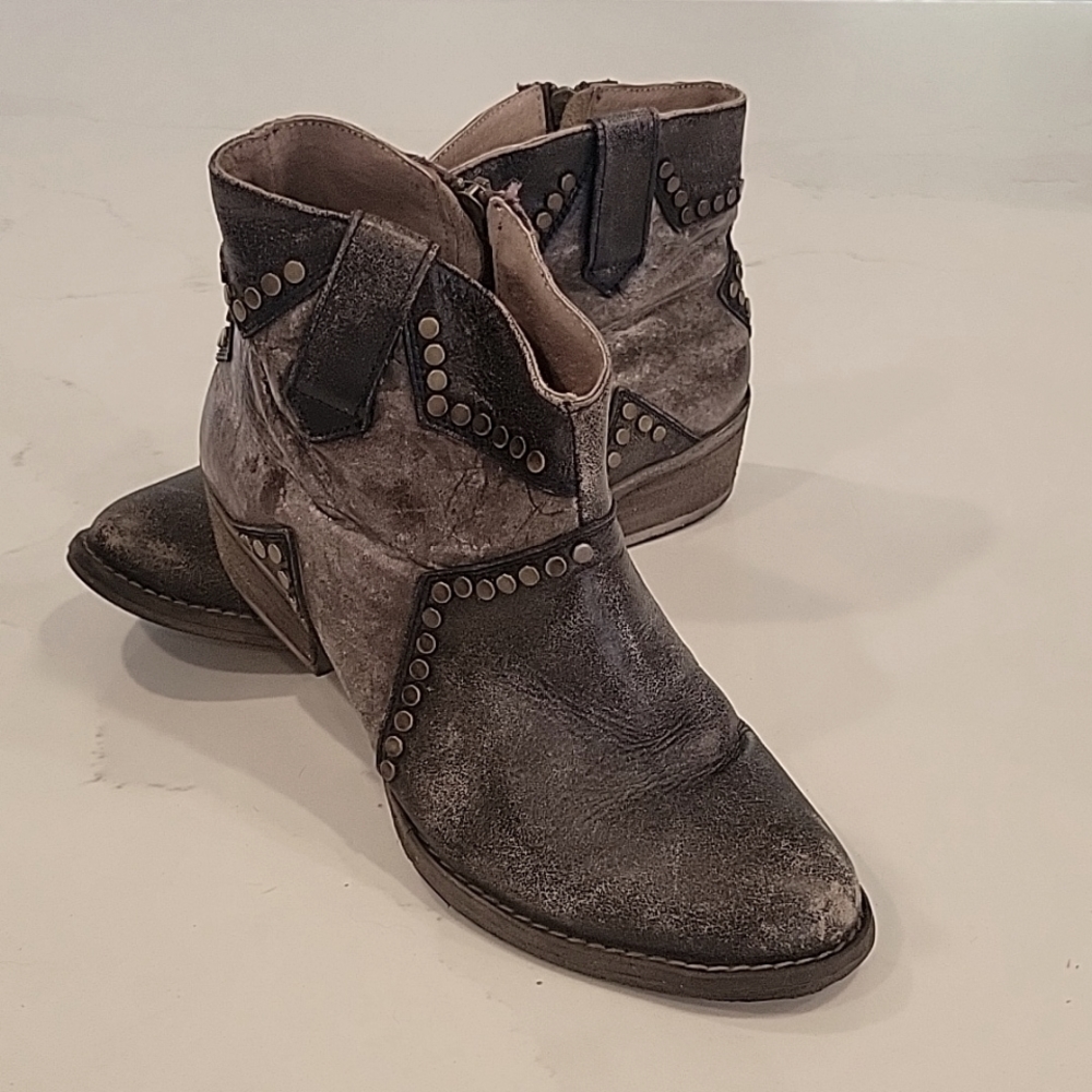 Awesome distressed boots. Size 8